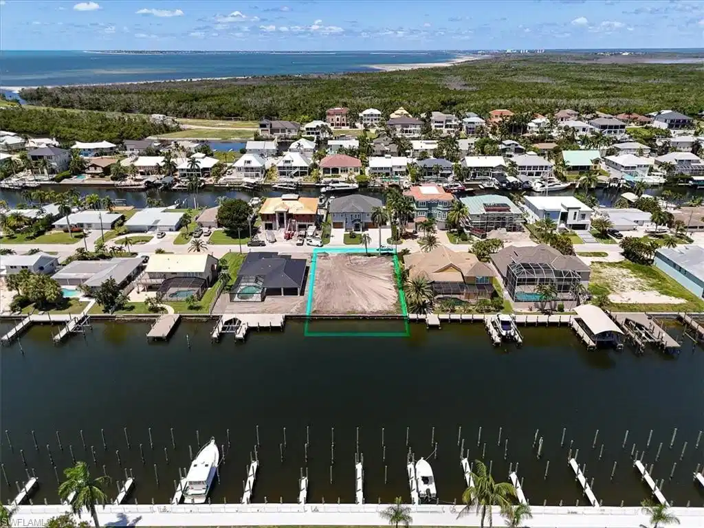 Image 1: Waterfront parcel with direct canal access