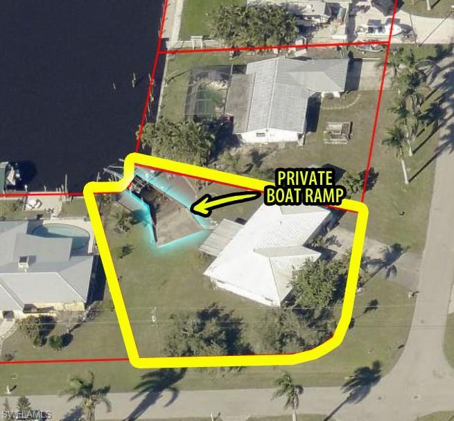 Image 3: Large corner lot with private boat ramp