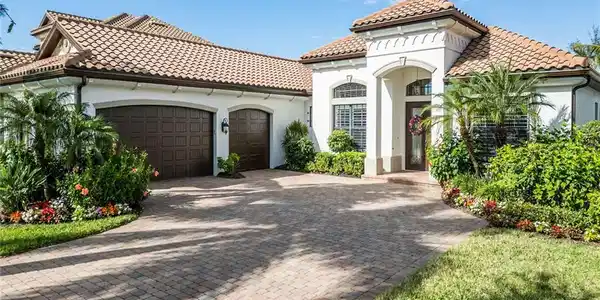 3437 Runaway LN