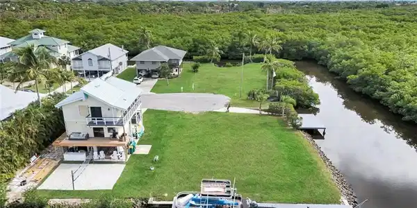 Image 2: Outstanding piece of property build now or in the future!