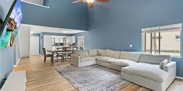 6451 Royal Woods