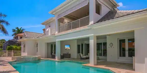 Image 3: Pretty, peaceful, poolside!