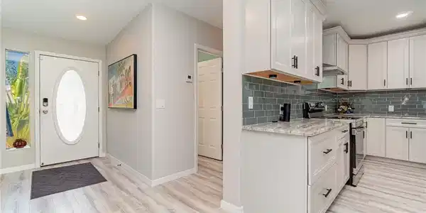 Image 3: Foyer and entryway