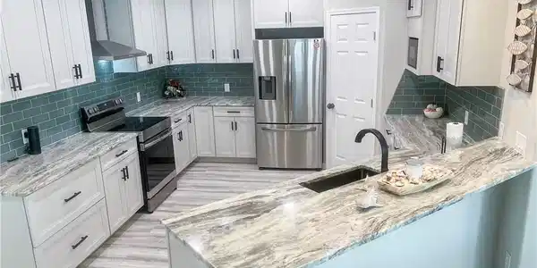 Image 4: Beautiful Kitchen with walk-in pantry