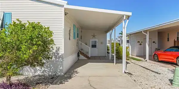 Image 4: Carport