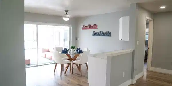 Image 4: Dining area