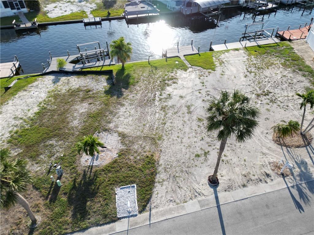 Image 2: Water-front living only 2.5 miles from Fort Myers Beach.
