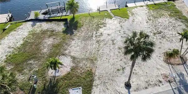 Image 2: Water-front living only 2.5 miles from Fort Myers Beach.