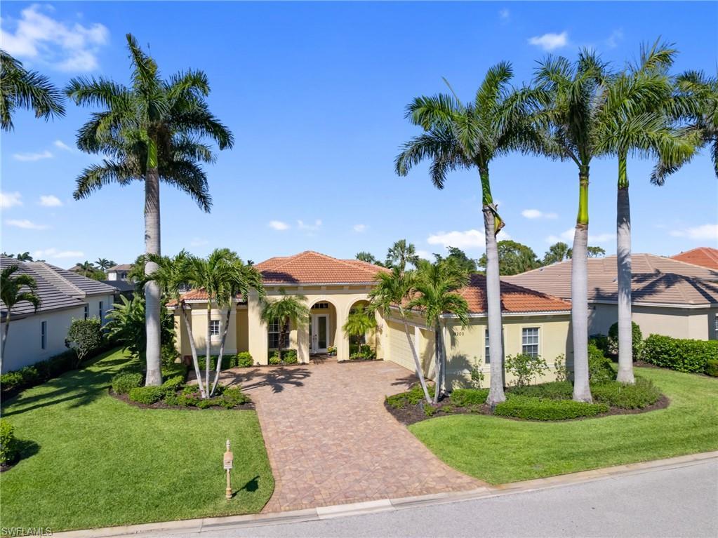 Image 4: 3 car garage stunning Home W/ Beautiful Royal Palms