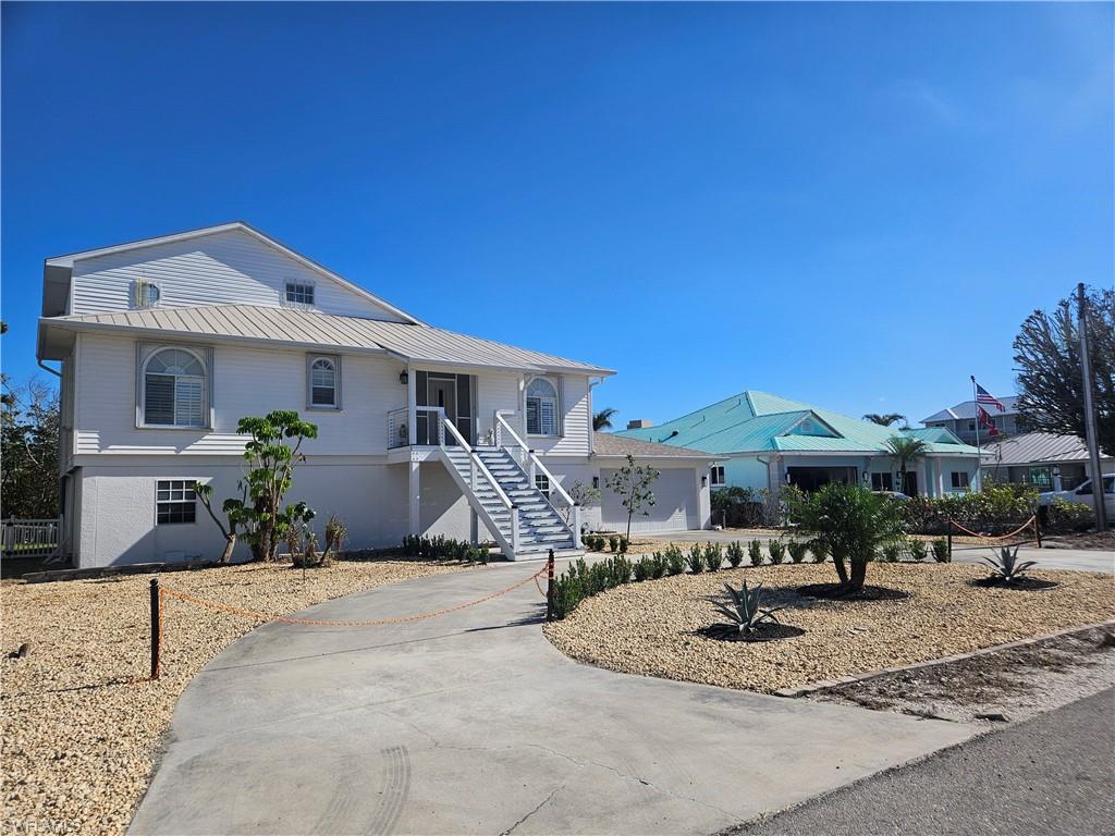 Image 3: dual access semicircular driveway