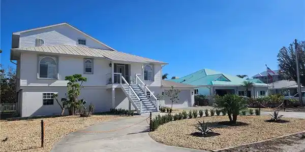 Image 3: dual access semicircular driveway