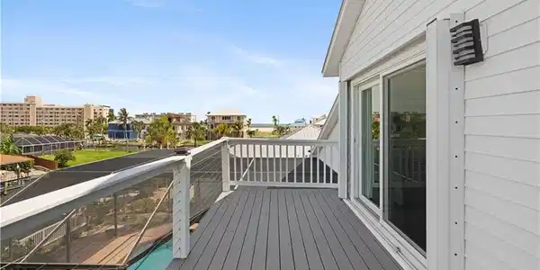Image 4: Master bedroom balcony