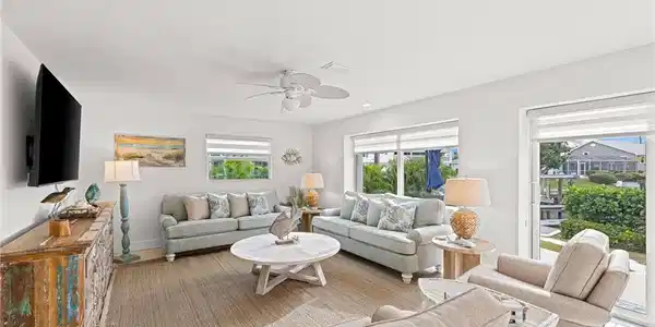 Image 4: Living room with a ceiling fan