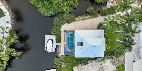 Image 4: This home is truly stunning!