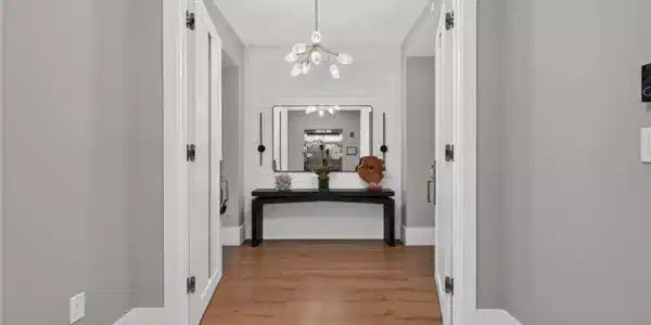 Image 3: Private entrance off elevator