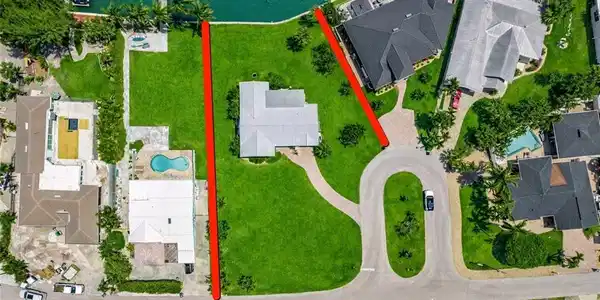 Image 4: Approximate property boundaries in red showing large side yard