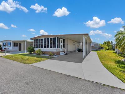 300 Shoreland DR
