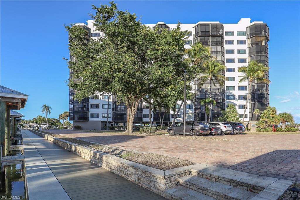Image 4: Harbour Pointe north building
