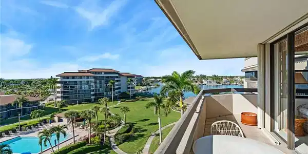 651 Seaview CT