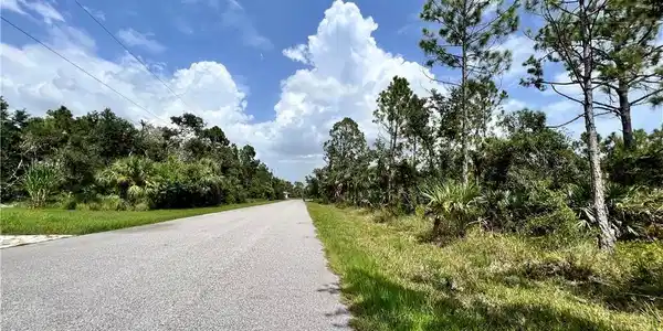 Image 4: View of road