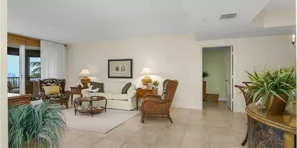 Image 3: Spacious living room