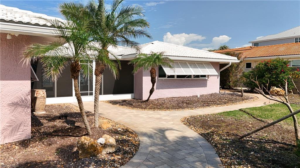 Image 4: Screened front lanai and front entrance
