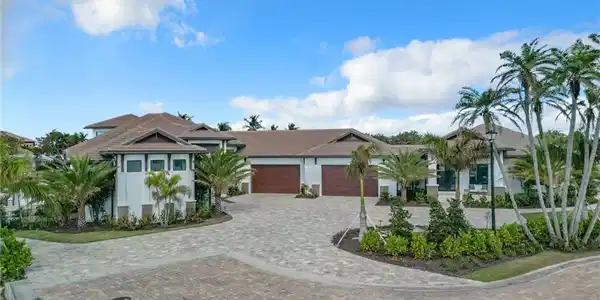 Image 3: Beautiful one story home with attached guest house