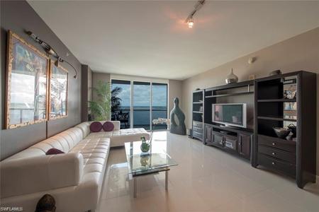 3000 Oasis Grand BLVD