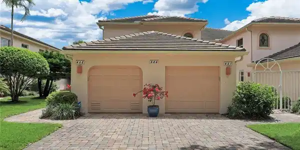 526 Lake Louise CIR