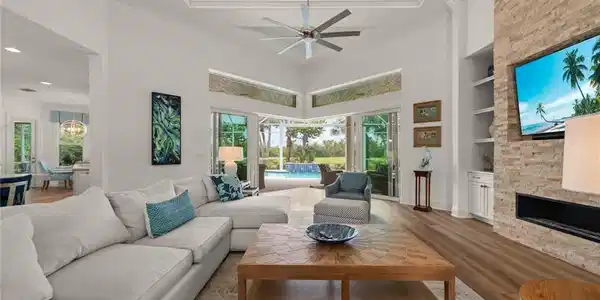 Image 3: Living room