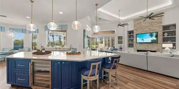 Image 4: Kitchen