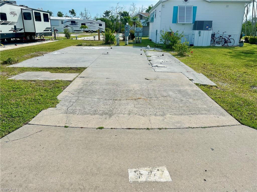 Image 2: Large corner lot