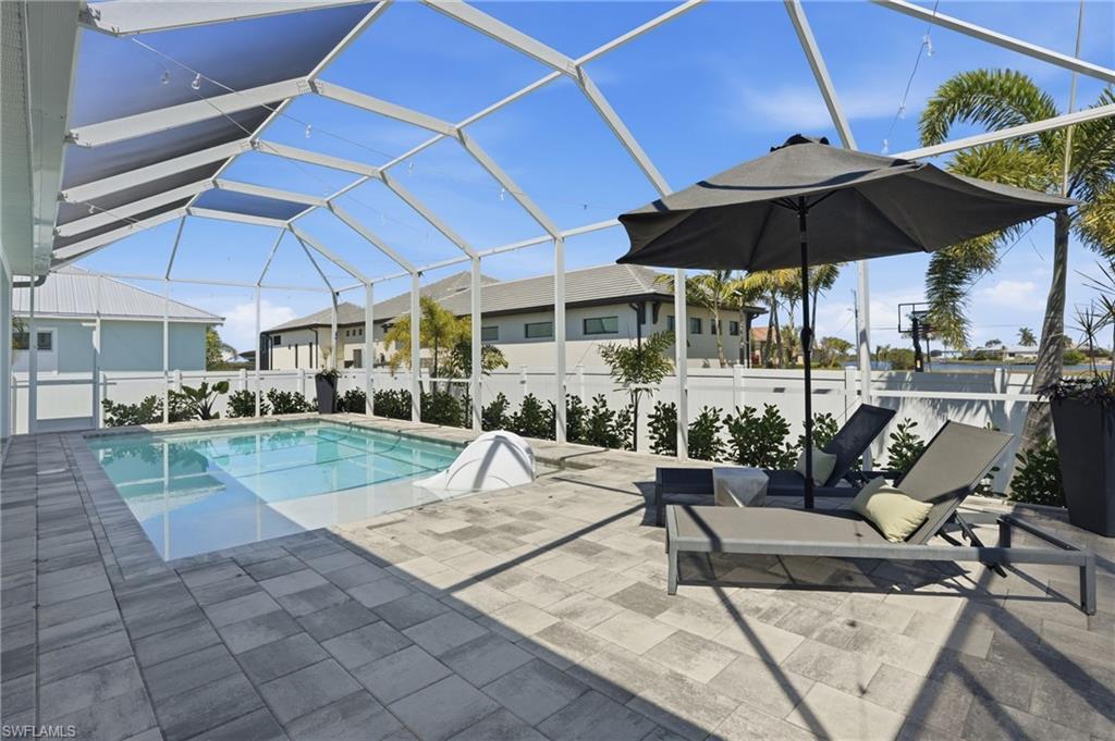 Image 3: Salt water pool with tanning ledge