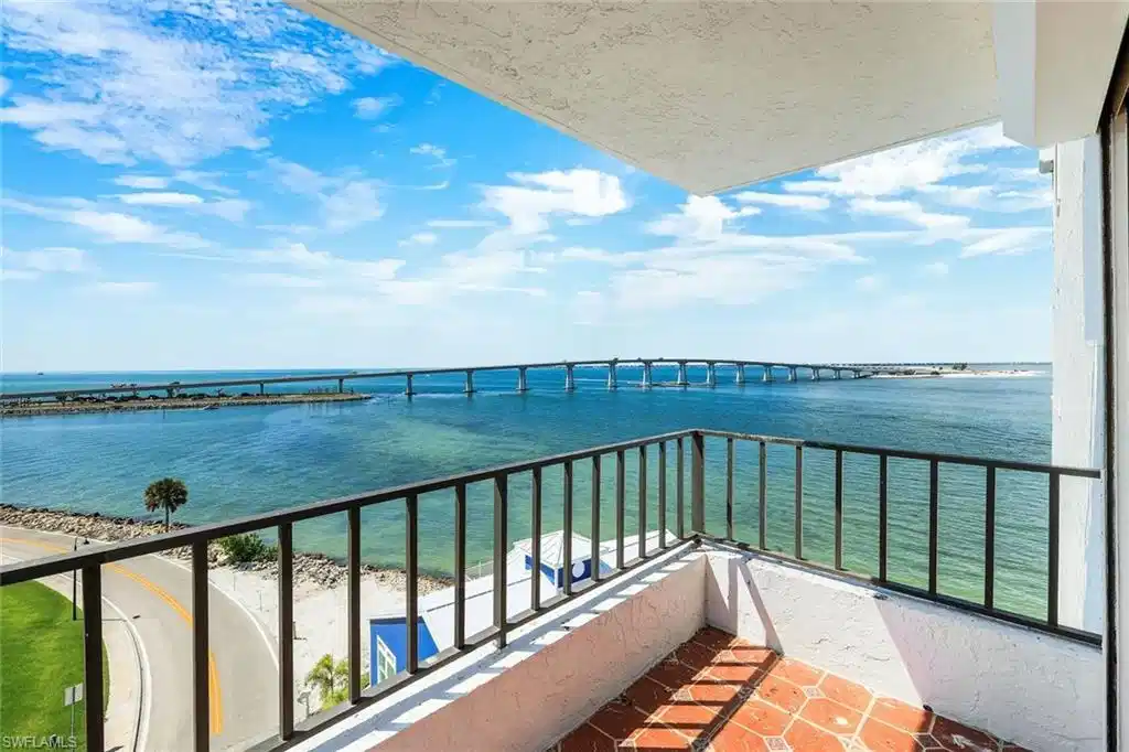 Image 1: End Unit with unobstructed views!