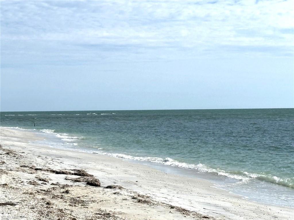 Image 3: View from the House to the Right Down the Beach
