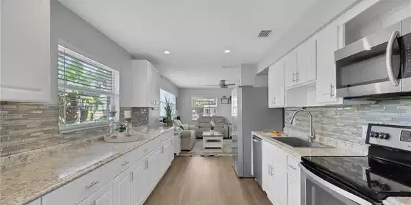 862 95th AVE N