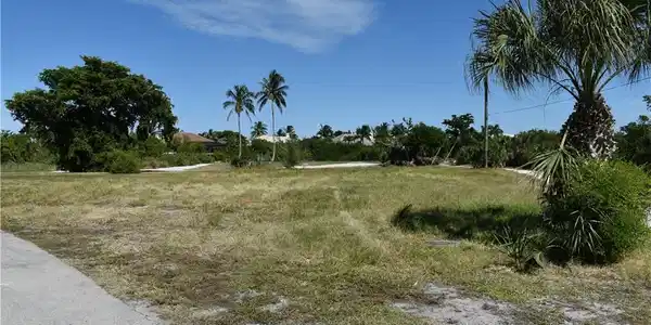 Image 4: Cul-de-sac Setting