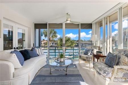 305 Park Shore DR