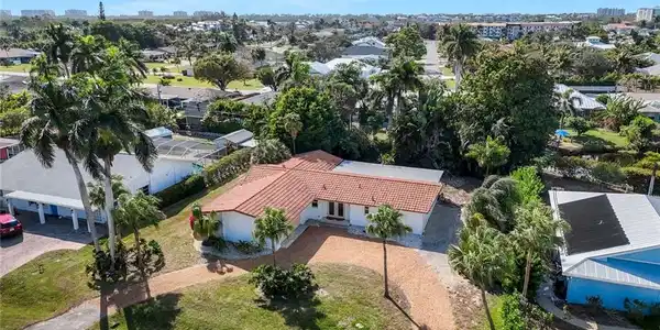 523 E Valley DR