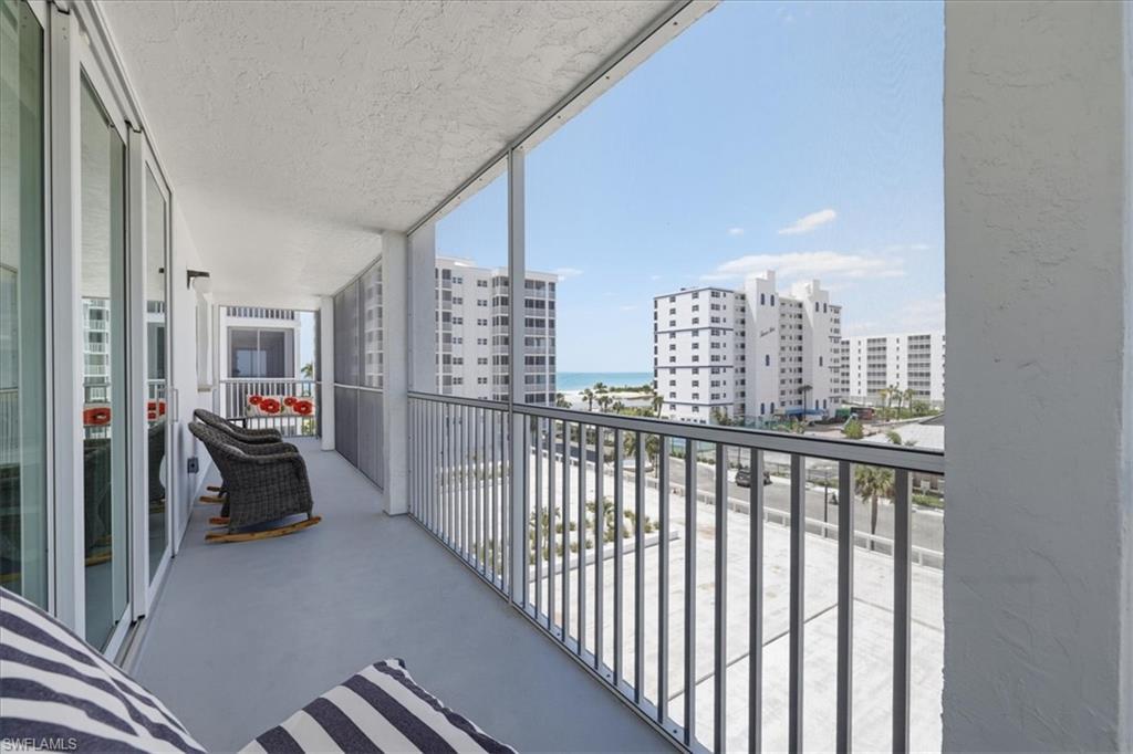 Image 4: Wrap around balcony