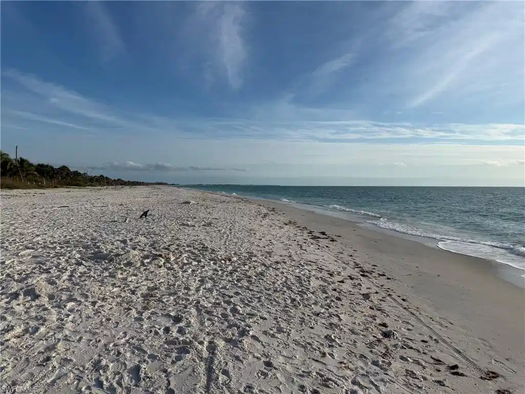 Image 1: Gulf Beach on Island