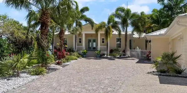 216 Goodland DR E