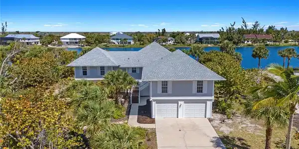 3180 Twin Lakes LN