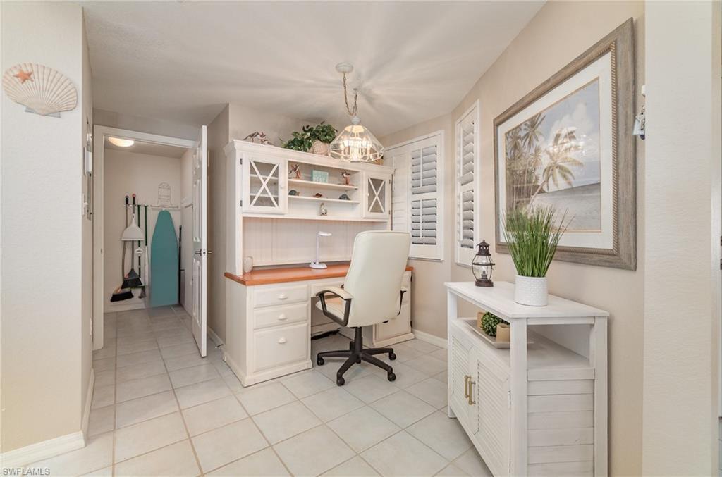 Image 4: Office space with light tile patterned floors