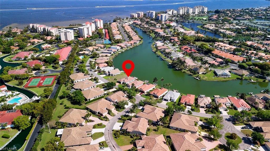 Image 2: Minutes to the river and out to the deep water Gulf.