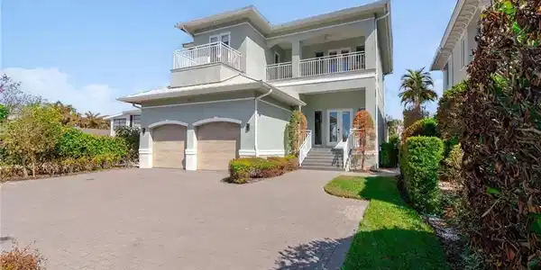 9242 Vanderbilt DR