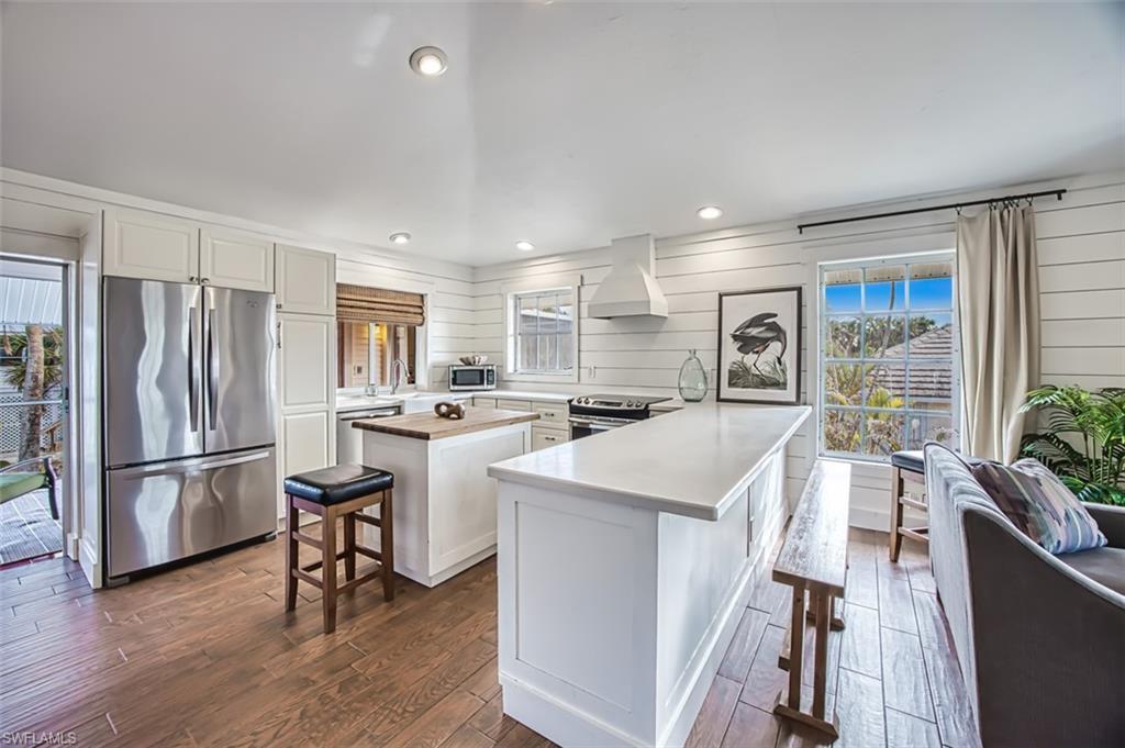 Image 4: Kitchen