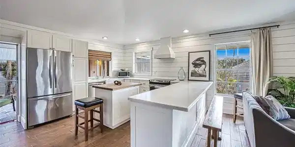 Image 4: Kitchen