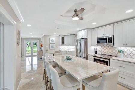989 E Valley DR