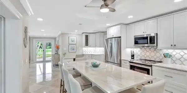 989 E Valley DR